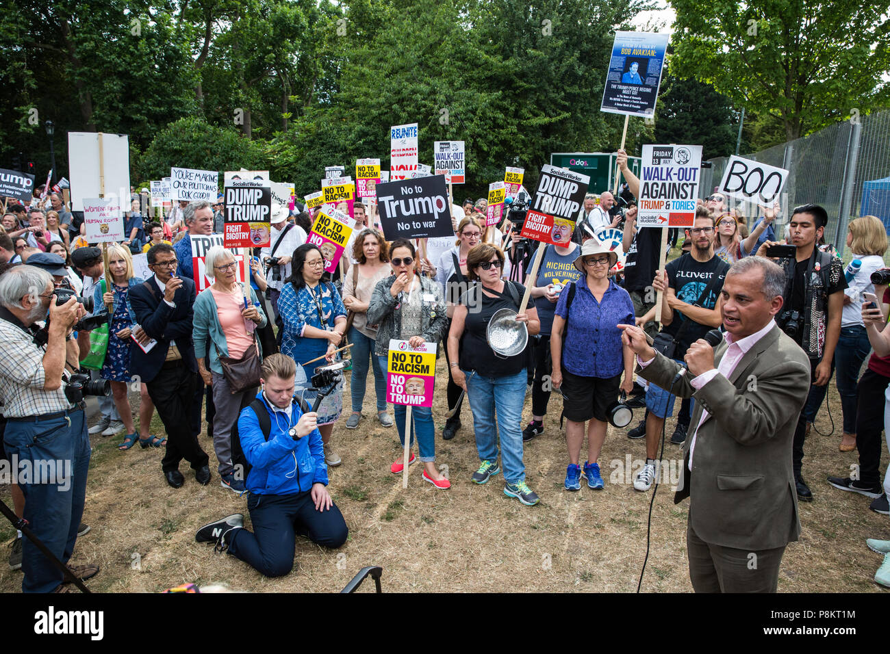 Londres, Royaume-Uni. 12 juillet, 2018. Murad Qureshi, Président de Stop The War Coalition, manifestants contre la traite au Royaume-Uni Visite du président américain Donald Trump, assister à une démonstration de bruit destiné à créer un "mur de son" à l'extérieur de Winfield House dans Regents Park, la résidence officielle de l'ambassadeur des Etats-Unis où le président Trump devrait rester ce soir. La manifestation était organisée par l'ensemble contre Trump. Credit : Mark Kerrison/Alamy Live News Banque D'Images