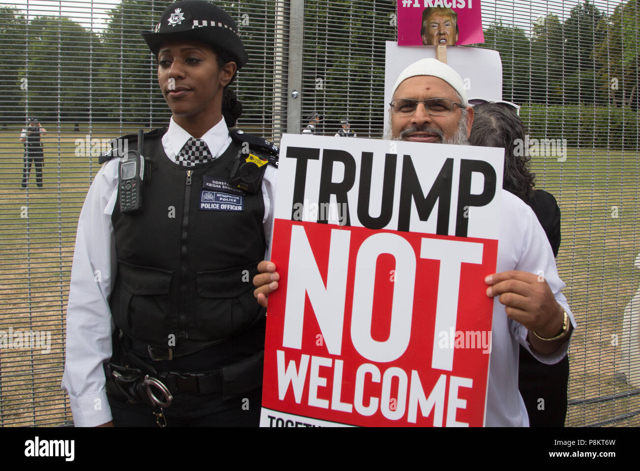 London UK 12 juillet 2018 montent la garde à la police clôture autour de Winfield House, la résidence de l'ambassadeur US à Regent's Park comme manifestant est titulaire d'un placard contre le président américain Donald Trump visite au Royaume-Uni. Credit : Thabo Jaiyesimi/Alamy Live News Banque D'Images