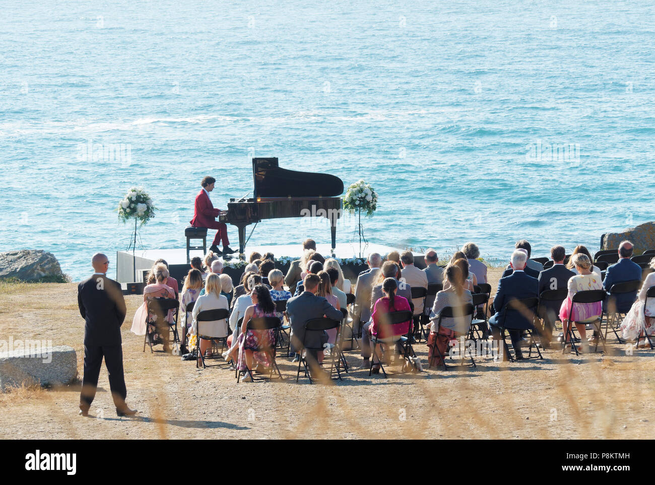 Newquay, Cornwall, UK. 12 juillet 2018. Rosamunde Pilcher acteur Manuel Mairhoffer joue du piano sur les falaises,filmer "mon Frères Bride' Plage de Fistral,UK, 12e, juillet, 2018 Robert Taylor/Alamy Live News. Newquay, Cornwall, UK. Crédit : Robert Taylor/Alamy Live News Banque D'Images