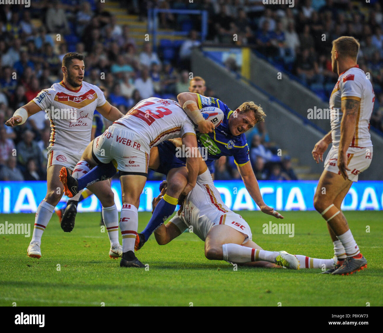 Warrington, Royaume-Uni. 12 juillet, 2018. Super League Betfred, Warrington Wolves v des Dragons Catalans ; Ben Westwood de Warrington Wolves est abordé par Greg Bird de Catalans Crédit : Dragaons News Images /Alamy Live News Banque D'Images