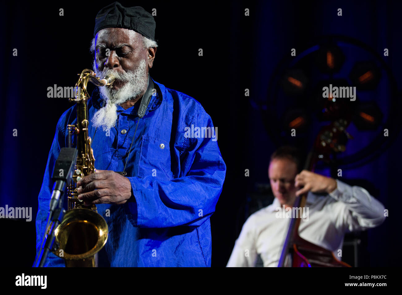 Le saxophoniste de jazz américain, Pharoah Sanders. Une fois le saxophoniste  Ornette Coleman Pharoah Sanders décrit comme ténor probablement le meilleur  joueur du monde en prestation au Festival de Jazz de Cracovie