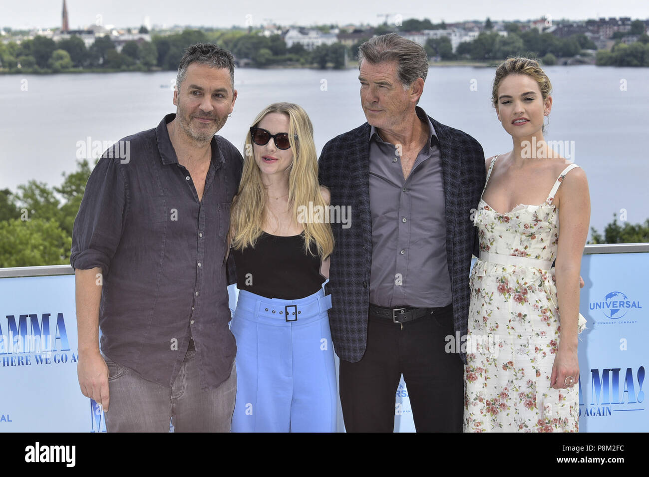 Hamburg, Deutschland. 12 juillet, 2018. Oliver Ol Parker Directeur auteur Amanda Michelle Seyfried actrice et chanteuse américaine Pierce Brendan Brosnan, OBE acteur irlandais James Lily actrice britannique à la photocall pour le film Mamma Mia 2 - c'est reparti à l'hôtel Fontenay le jeudi 12 juillet 2018 à Hambourg | Verwendung weltweit Credit : dpa/Alamy Live News Banque D'Images