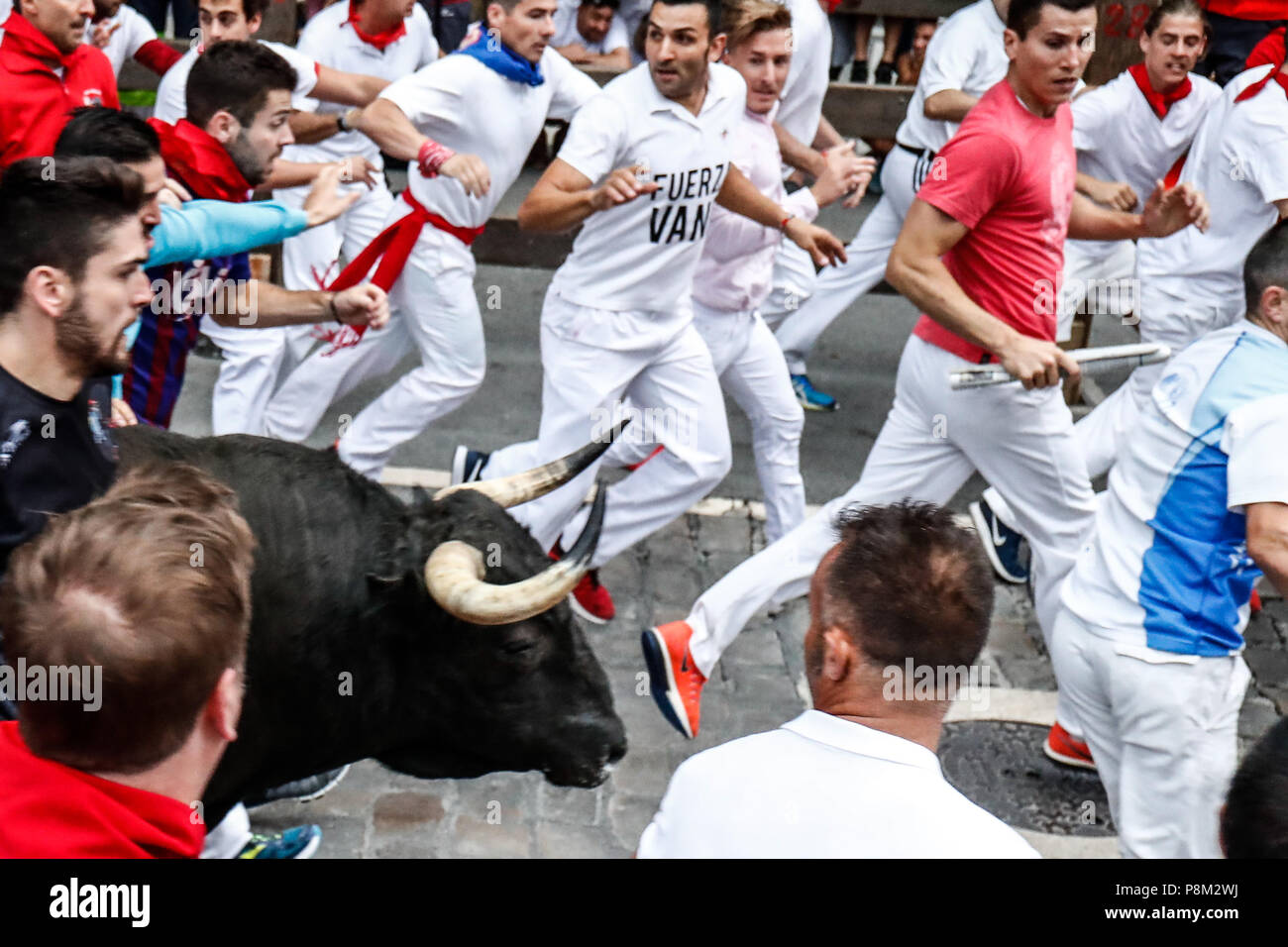 Pamplona, Espagne. Le 13 juillet, 2018. Les participants courent à côté de Jandilla taureaux de combat sur le quatrième bullrun du San Fermín à Pampelune, dans le nord de l'Espagne le 13 juillet 2018. Le 13 juillet, 2018. Chaque jour à 8h00 des centaines de personnes de race avec six taureaux, charge le long d'un bobinage, 848,6 mètres (plus d'un demi-mile) cours à travers des rues étroites de la ville, les arènes où les animaux sont tués dans une corrida ou corrida, pendant ce festival datant du moyen âge et comportant également des processions, danses folkloriques, concerts et de boire. Credit : ZUMA Press, Inc./Alamy Banque D'Images