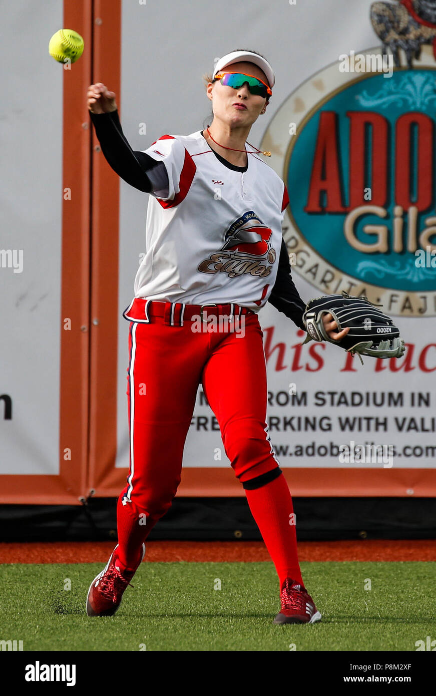 Chicago, USA. 12 juillet, 2018. Des Aigles de Pékin Yuan Minghan lance la balle au cours de la National Professional Football Softball League match de saison régulière entre les Bandits de Chicago et Beijing Eagles à Parkway Complexe Sportif Banque à Rosemont, Illinois, États-Unis, le 12 juillet 2018. Crédit : Joel Lerner/Xinhua/Alamy Live News Banque D'Images