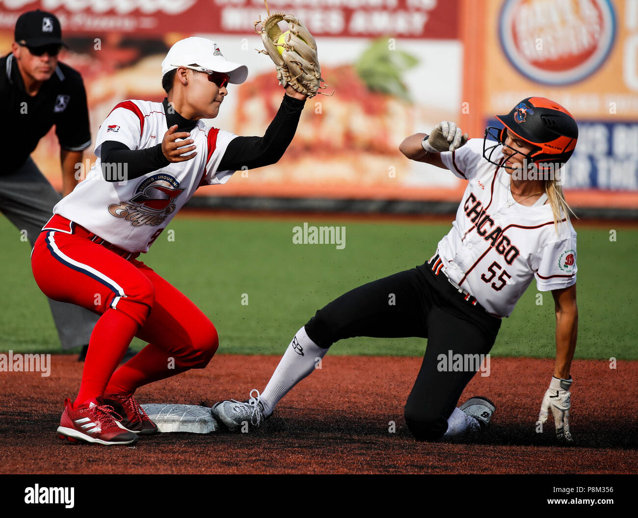 (180713) -- Chicago, 13 juillet 2018 (Xinhua) -- Beijing Yang Eagles' Huiqi met le tag sur Chicago Bandits' Brenna Moss au cours de la National Professional Football Softball League match en saison régulière au Complexe sportif de la Banque de la promenade à Rosemont, Illinois, États-Unis, le 12 juillet 2018. (Xinhua/Joel Lerner) Banque D'Images