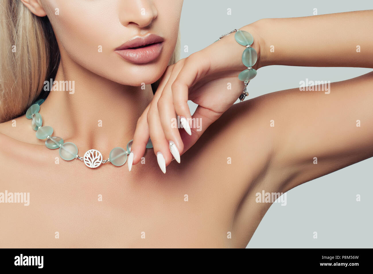 Femme bijoux accessoires. Femme de mode dans les mains et le cou en collier  bracelet Photo Stock - Alamy
