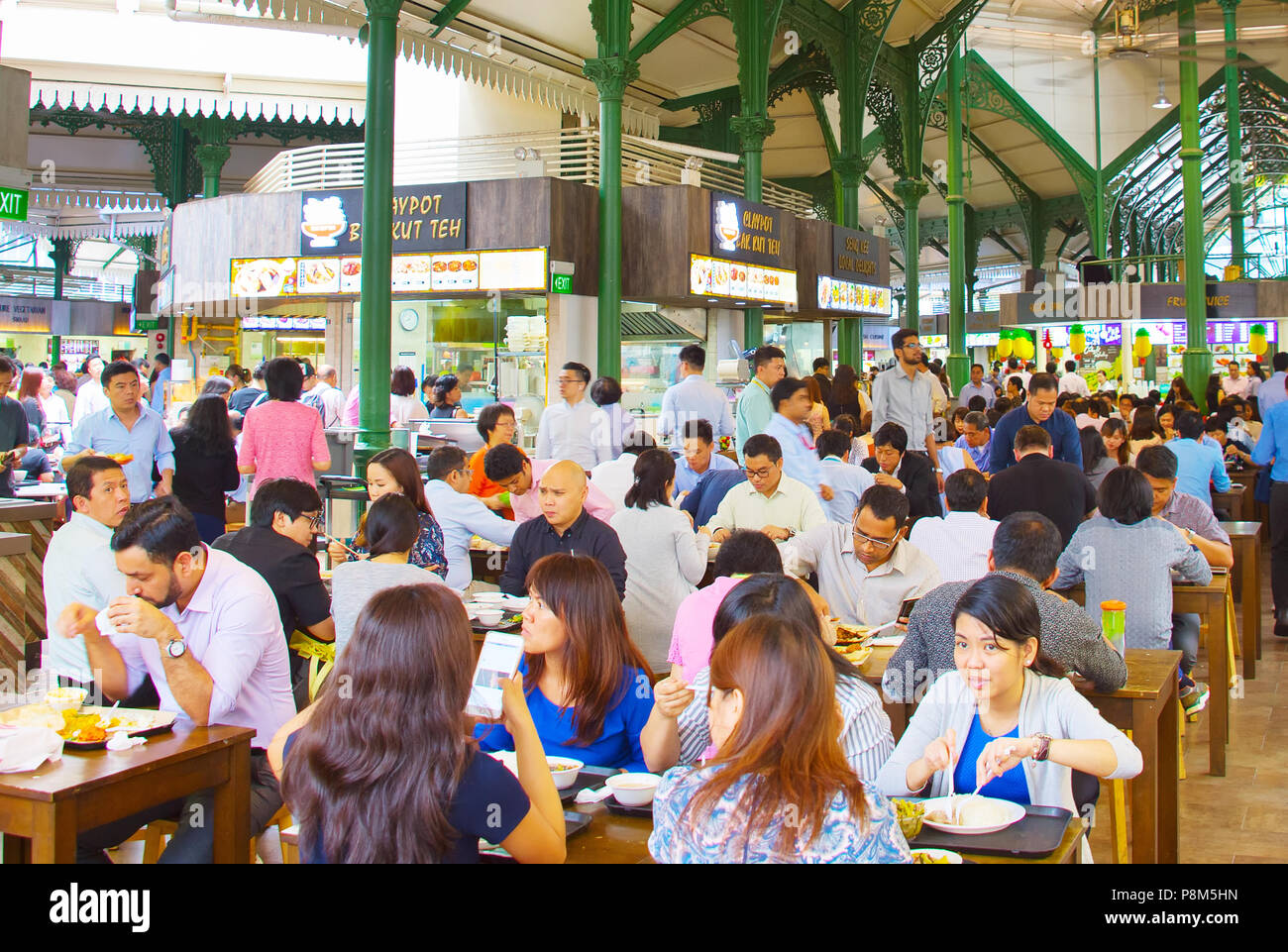 Singapour - Jan 16, 2017 : Les gens de la nourriture populaire cour à Singapour. Des stands de nourriture bon marché sont nombreux dans la ville de sorte que la plupart des Singapouriens dîner dehors un Banque D'Images