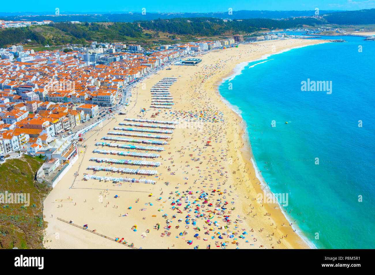 Les gens de la plage sur l'océan dans une journée d'été. Caldas da Rainha, Portugal Banque D'Images