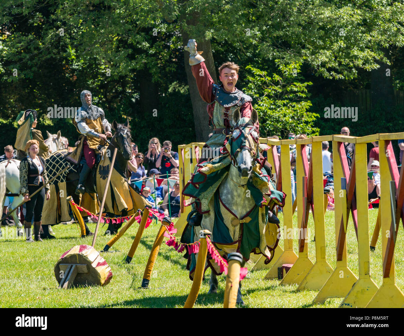 Joutage médiéval, palais de Linlithgow, Écosse, Royaume-Uni.HES divertissement estival par les amis d'Onno cheval d'équipe de cascades ravie avec son jet Banque D'Images