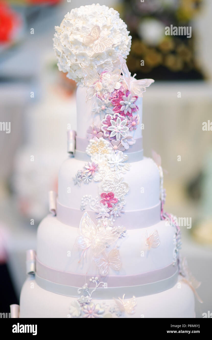 Fantaisie Blanc Delicieux Gateau De Mariage Decore De Fleurs Et Papillons Photo Stock Alamy