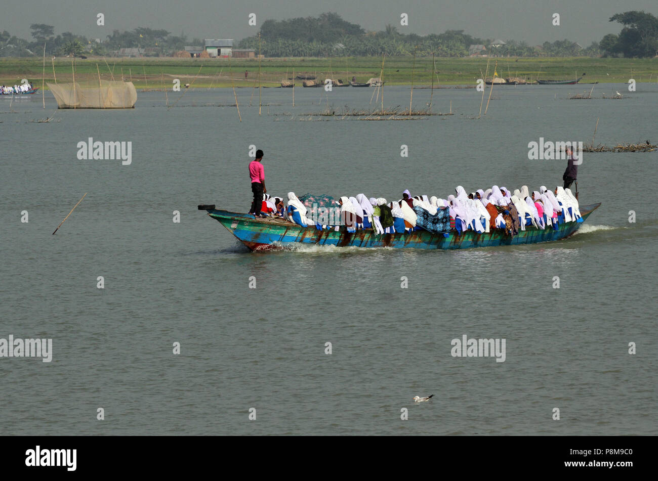 Shariyatpur, Bangladesh - 12 janvier 2015 : un bateau plein de personnes, essentiellement des étudiants, est réglé pour traverser la rivière Padma de zone Shariyatpur. Mettre thei Banque D'Images