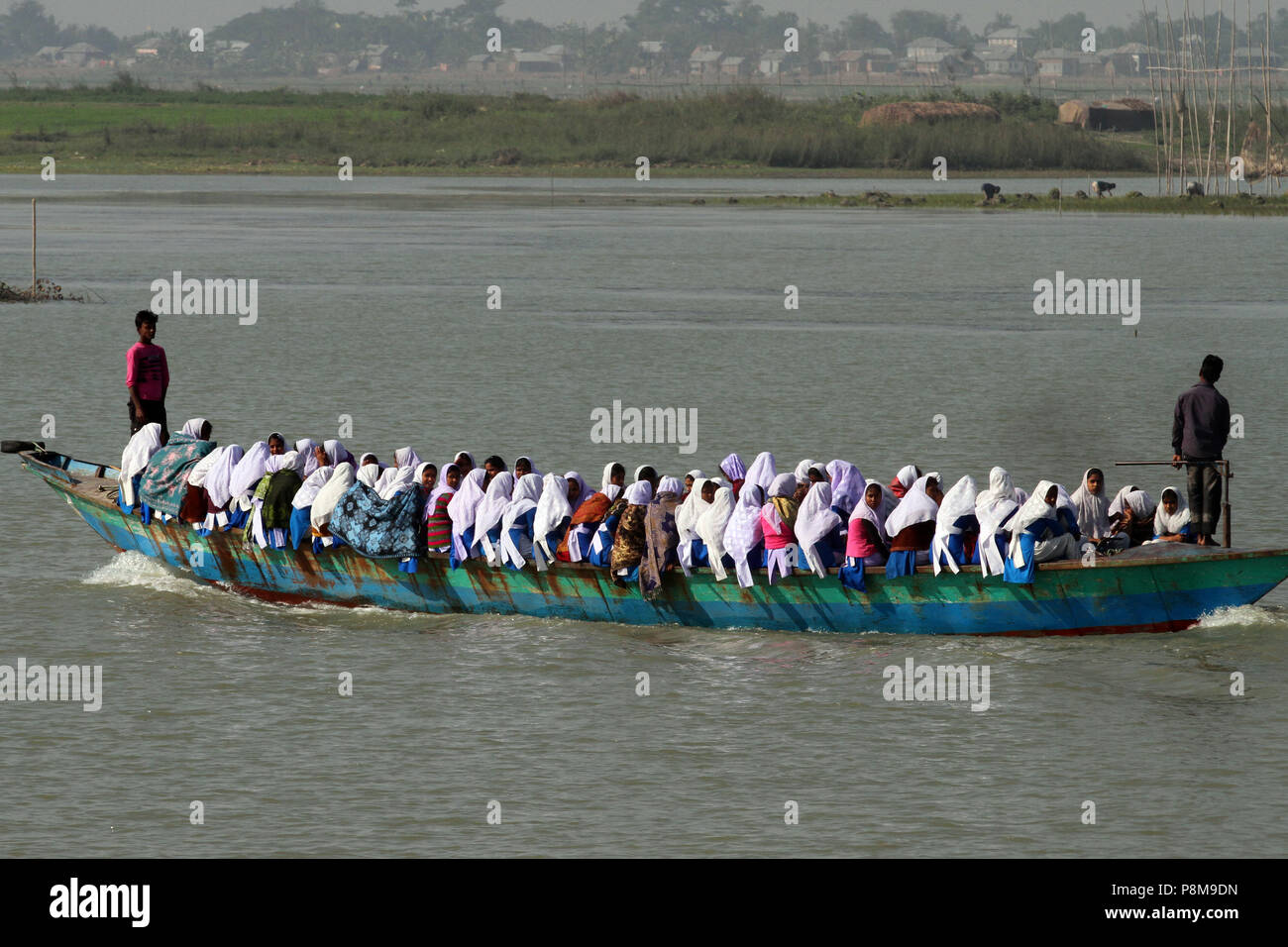 Shariyatpur, Bangladesh - 12 janvier 2015 : un bateau plein de personnes, essentiellement des étudiants, est réglé pour traverser la rivière Padma de zone Shariyatpur. Mettre thei Banque D'Images