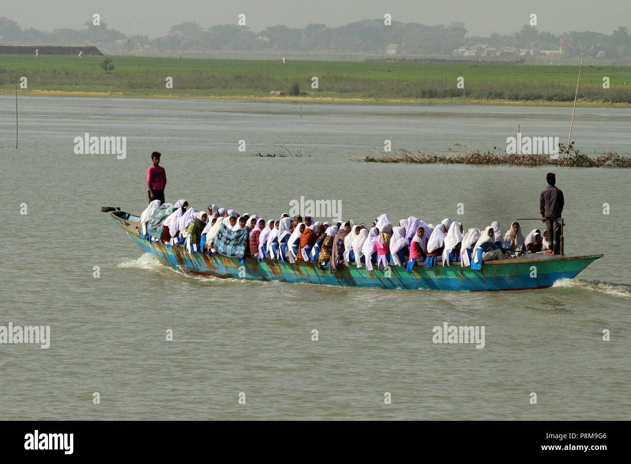 Shariyatpur, Bangladesh - 12 janvier 2015 : un bateau plein de personnes, essentiellement des étudiants, est réglé pour traverser la rivière Padma de zone Shariyatpur. Mettre thei Banque D'Images