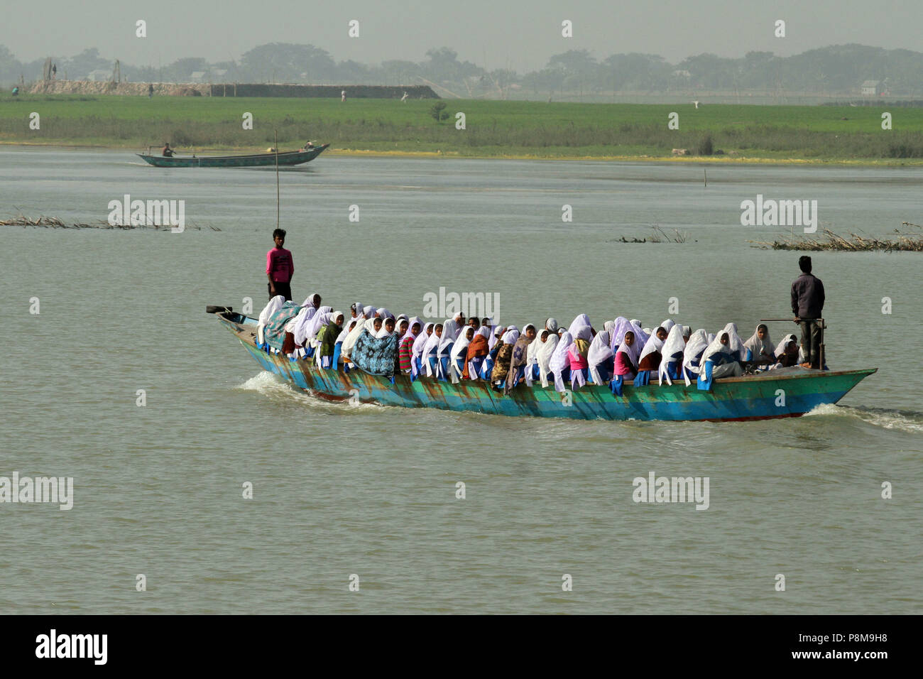 Shariyatpur, Bangladesh - 12 janvier 2015 : un bateau plein de personnes, essentiellement des étudiants, est réglé pour traverser la rivière Padma de zone Shariyatpur. Mettre thei Banque D'Images