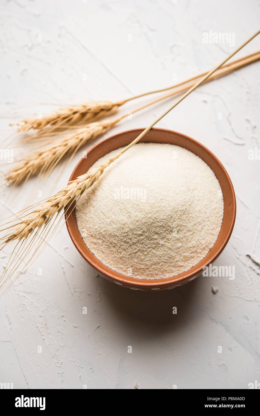 Farine de semoule crue ou rava en poudre est le blé céréales
