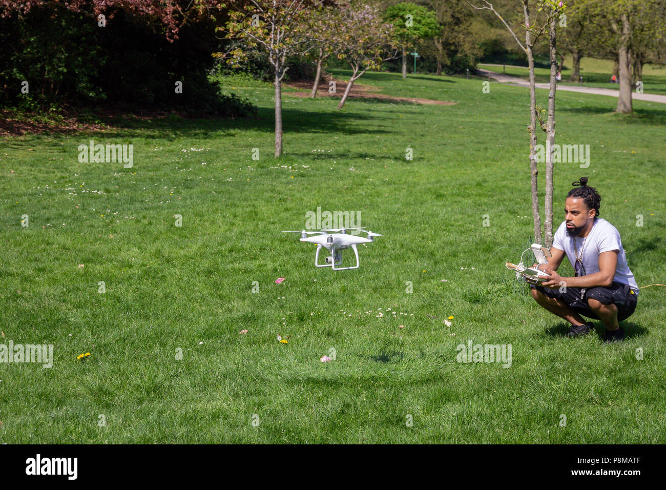Un homme volant son drone dans un Crystal Palace Park, Londres, Angleterre Banque D'Images