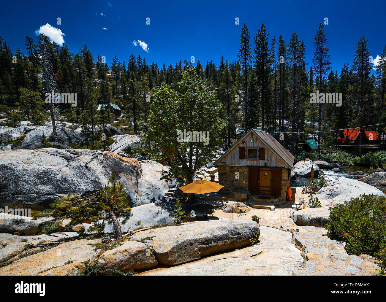 Californie cabin by the mountain river Banque D'Images