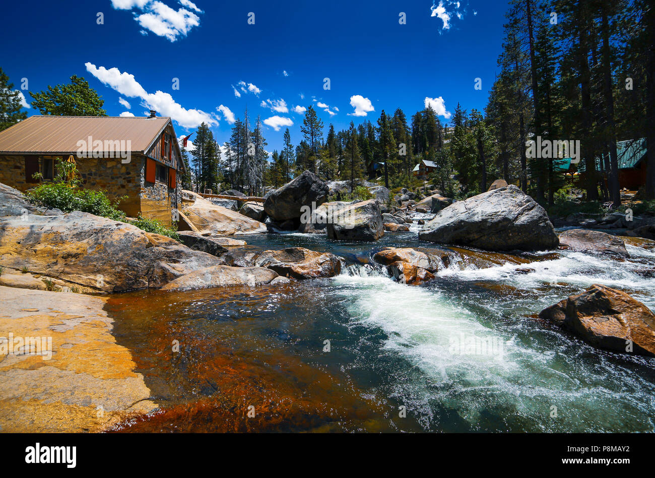 Californie cabin by the mountain river Banque D'Images