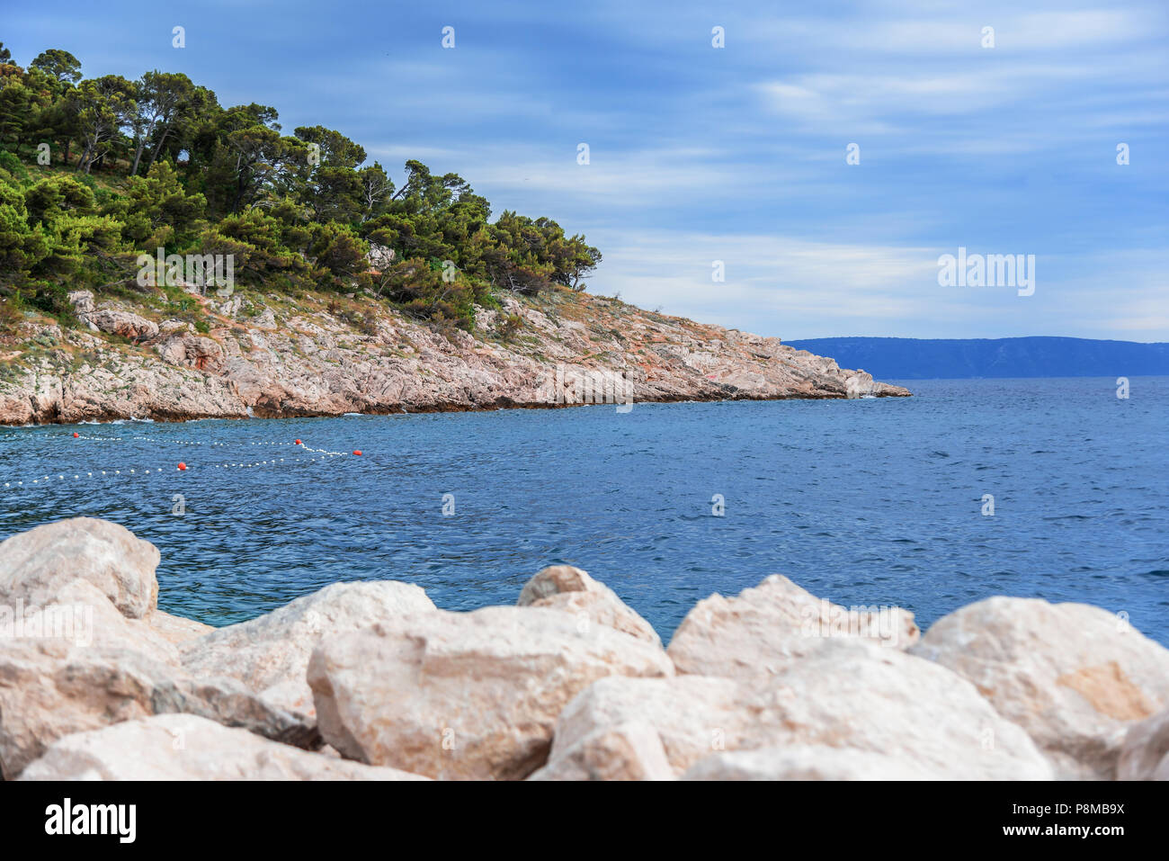 Jetée de pierre sur la côte de la mer. Banque D'Images