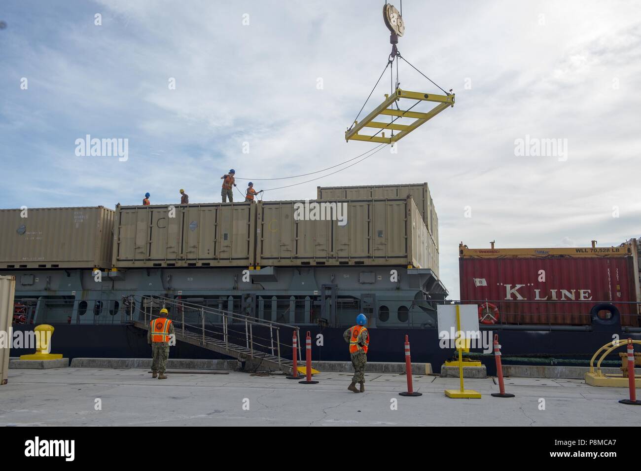 Marine marins affectés à la manutention du fret bataillon (NCHB) 1, Det, 2 juillet 2018. Guam, la charge sur les boîtes de munitions d'un navire cargo de la base navale à Guam, le 2 juillet 2018. NCHB Det 1. Guam, attribué à, commandant de la Task Force 75, est le seul service actif de la marine cargo handling bataillon, et est une unité d'exploitation à déploiement rapide de la Marine Expeditionary Combat Command, capables de charger et décharger les navires et aéronefs dans toutes les conditions climatiques et de la menace. (U.S. Photo par marine Spécialiste de la communication de masse 3 Classe Kryzentia Richards). () Banque D'Images