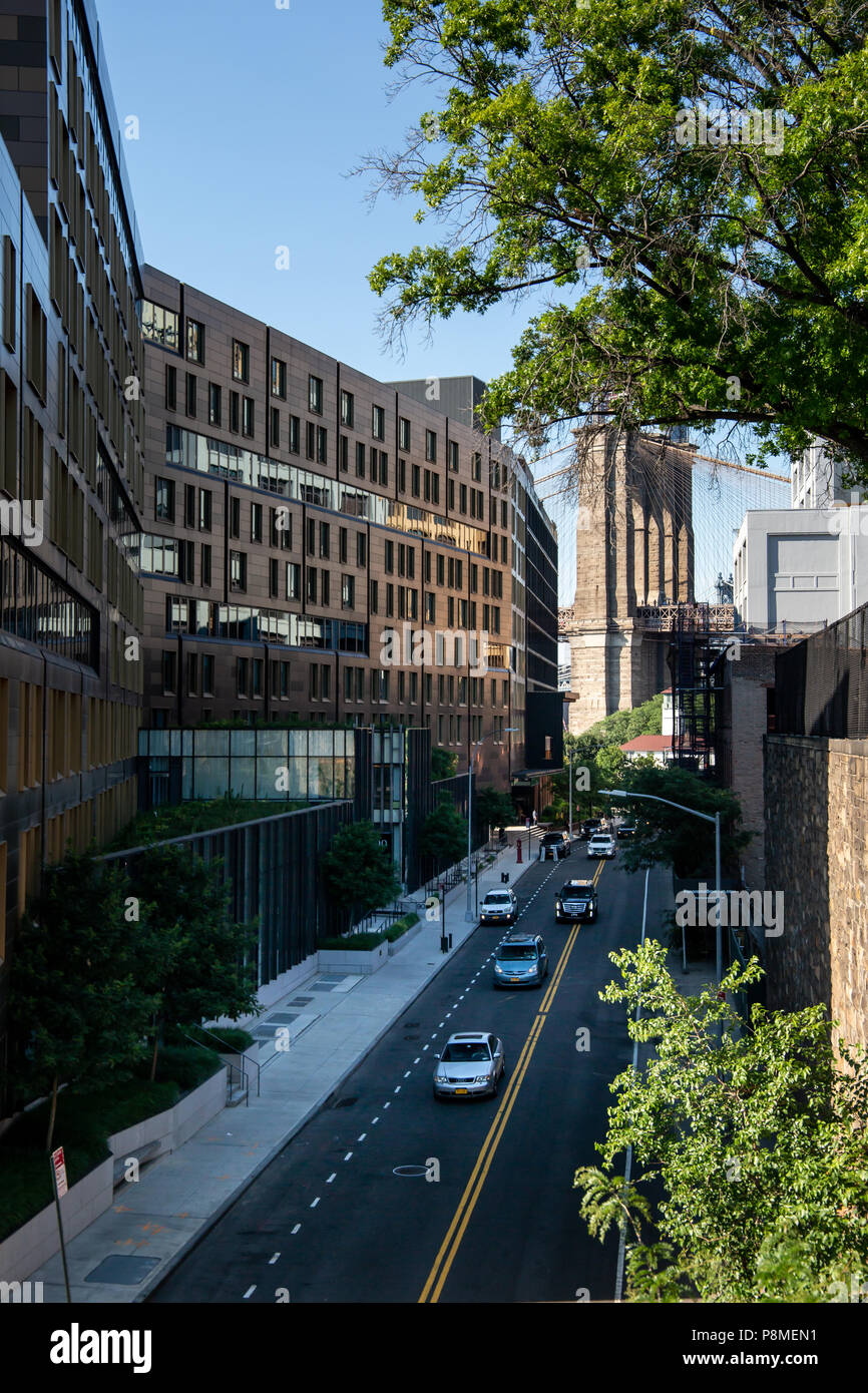 New York, ville / USA - 10 juil 2018 : 1 Hôtel et pont de Brooklyn à la lumière du jour vue depuis Brooklyn Heights quartier Banque D'Images