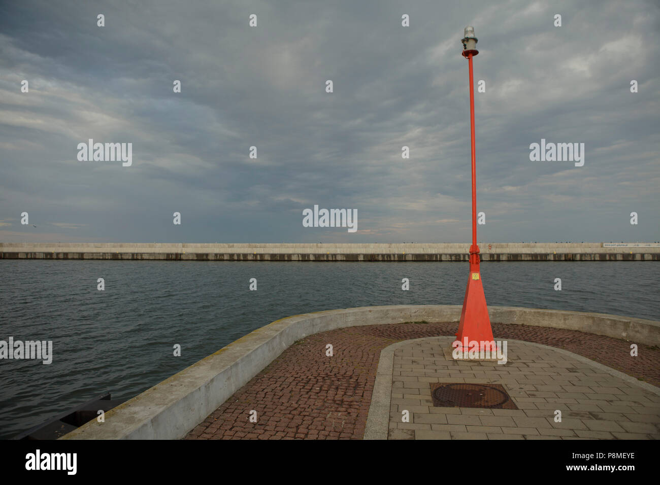 Ciel gris foncé sur un port de la mer rouge, nagationa lanterne sur le côté droit, juillet en Europe Banque D'Images