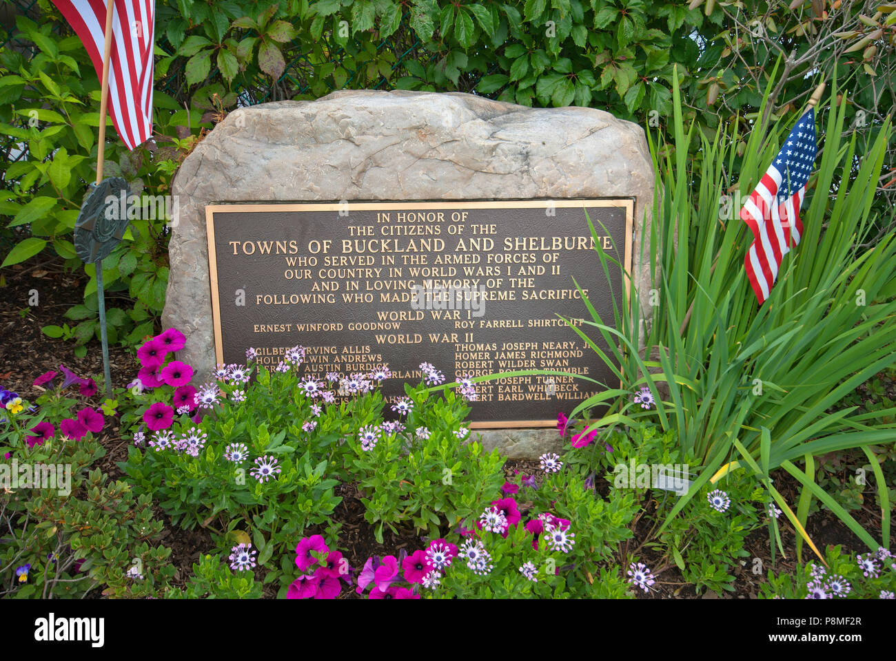 Pierre commémorative pour les soldats morts dans les guerres mondiales I et II, pont de fleurs, de Shelburne Falls, Comté de Franklin, Massachusetts, USA Banque D'Images
