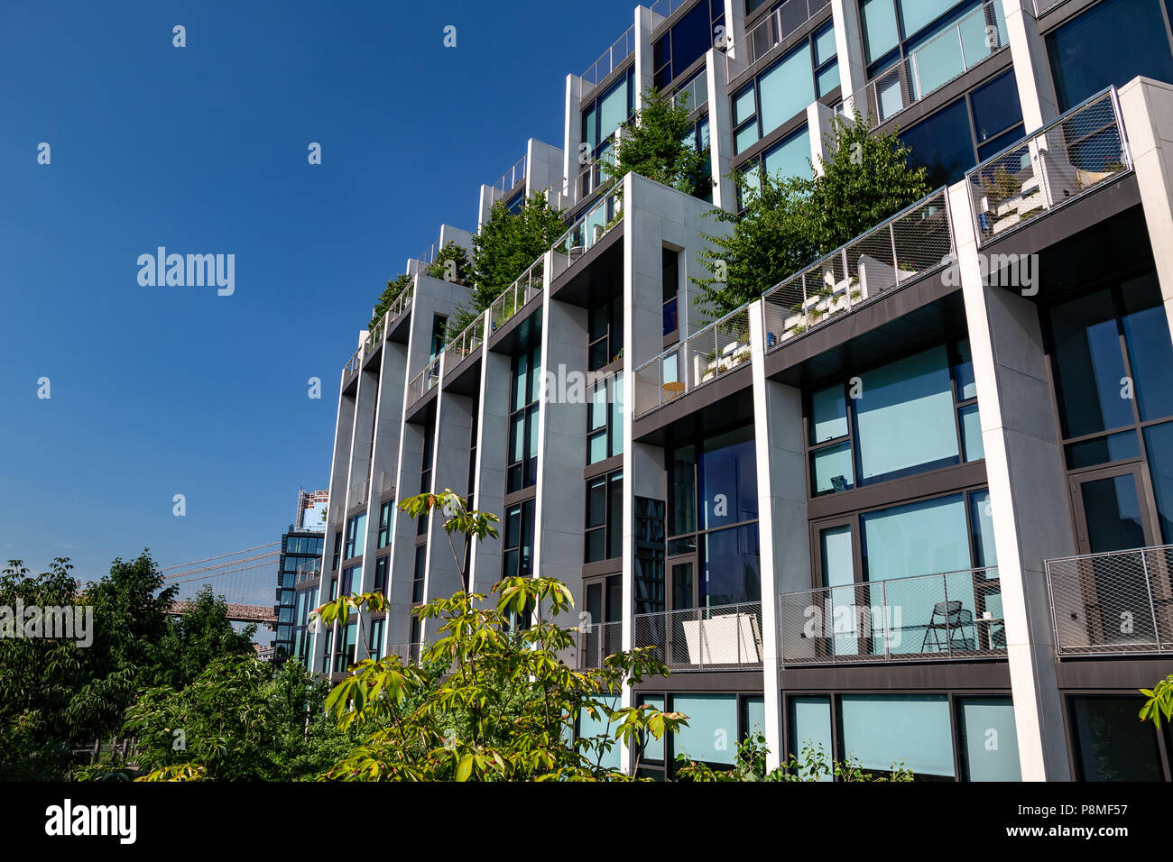 New York, ville / USA - 10 juil 2018 : 1 Hôtel Pont de Brooklyn à la lumière du jour vue du pont de Brooklyn Park Banque D'Images