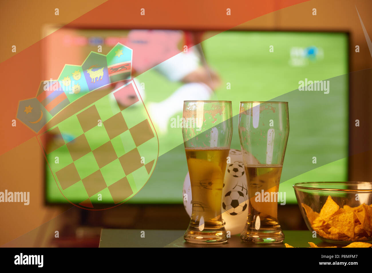 Double exposition du drapeau croate et deux verres de bière en face de plat jouant au football Banque D'Images