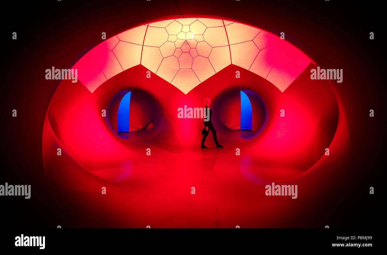 Natalie Dalkiran explore le Luminarium géant, une installation d'art interactif, faisant partie de l'Harrogate International Festivals dans le Yorkshire. Banque D'Images