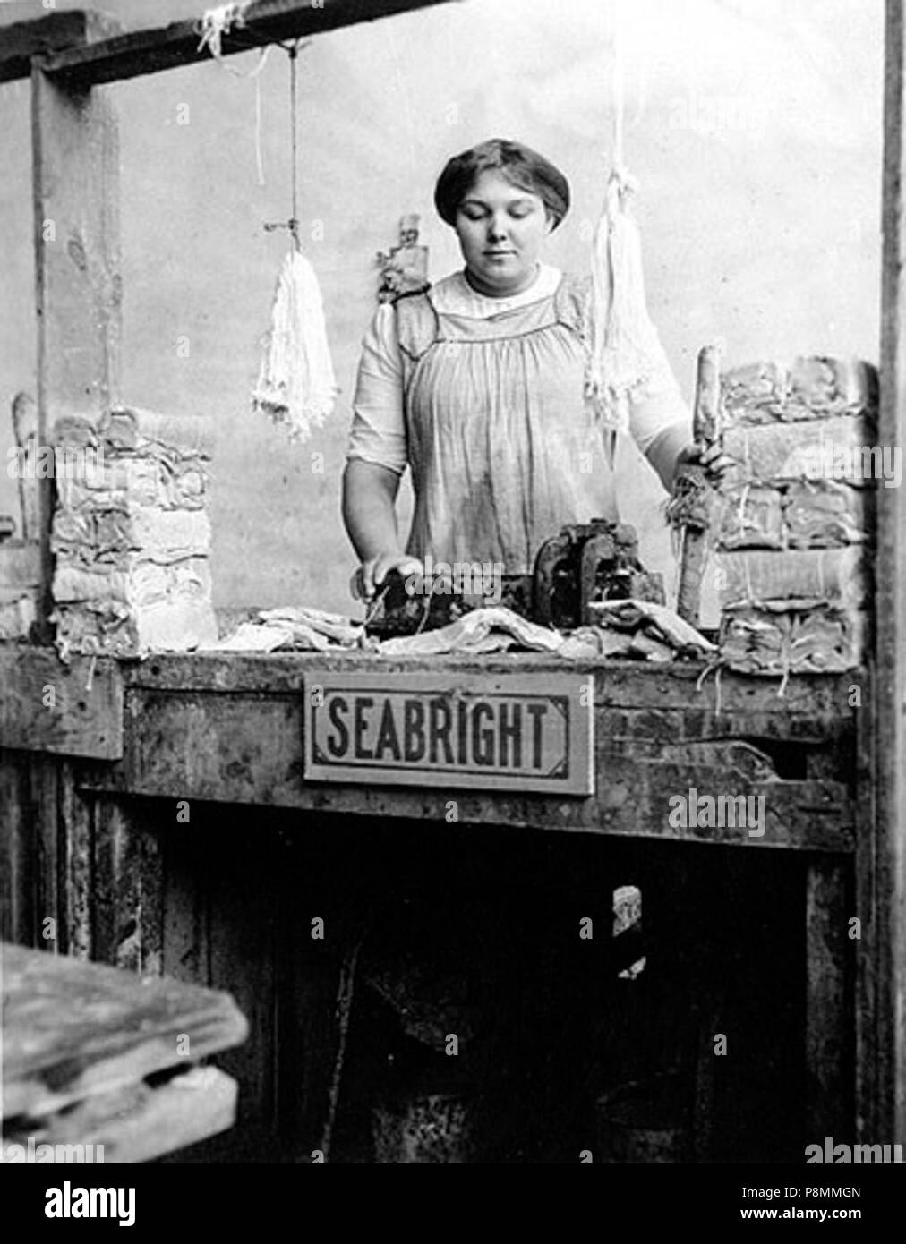 . 587 fabrication de briques, de morue des travailleurs des usines de transformation du poisson non identifié, probablement à Washington, nd (COBB 268) Banque D'Images