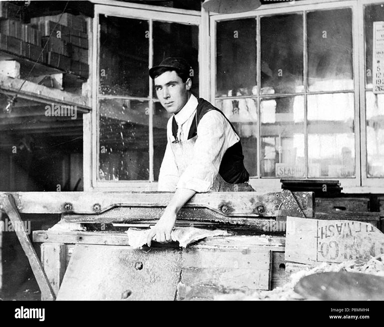 . 587 Traitement des travailleurs de la morue à usine de transformation du poisson, l'Alaska, nd (COBB 195) Banque D'Images