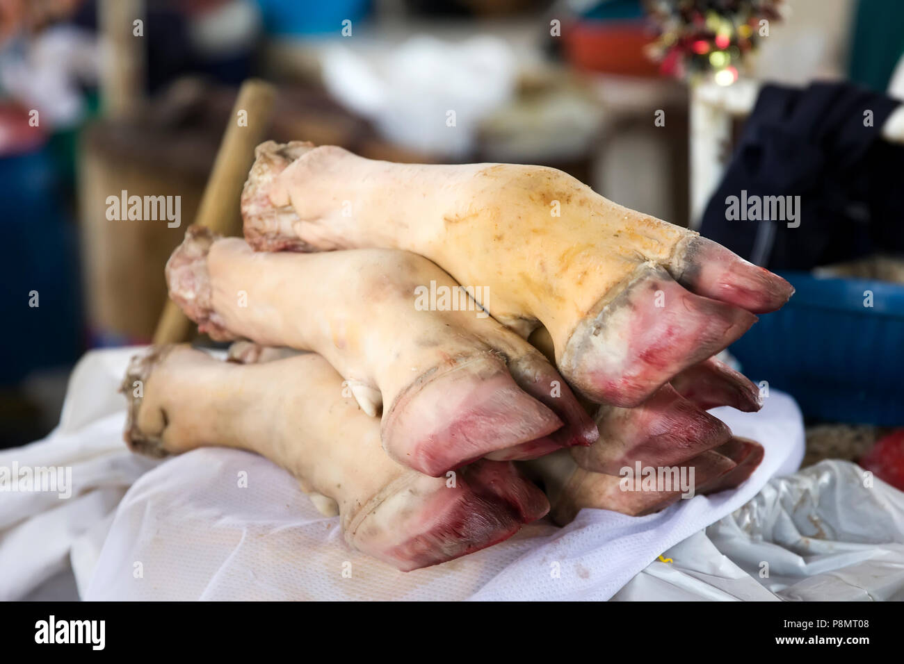 Voir les jambes et les porcs à sabots à Cusco au Pérou du marché Banque D'Images