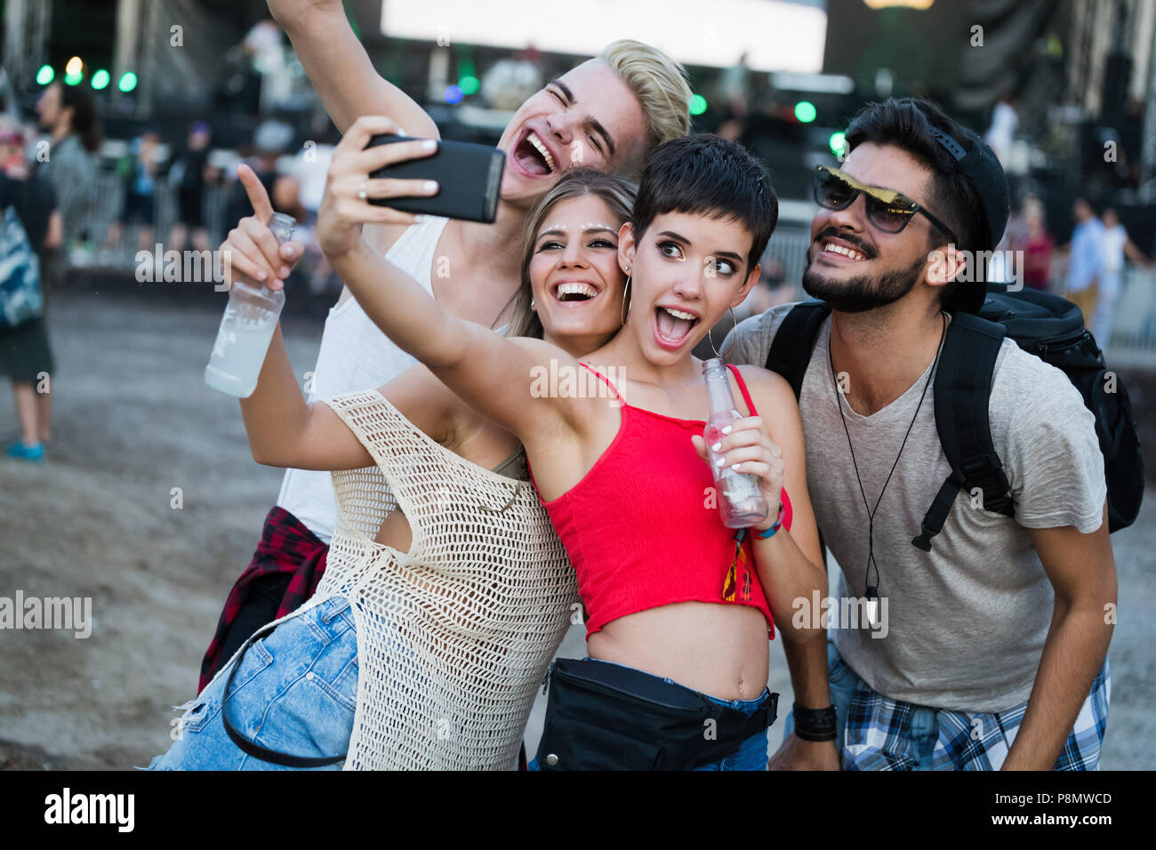 Happy friends having fun at music festival Banque D'Images