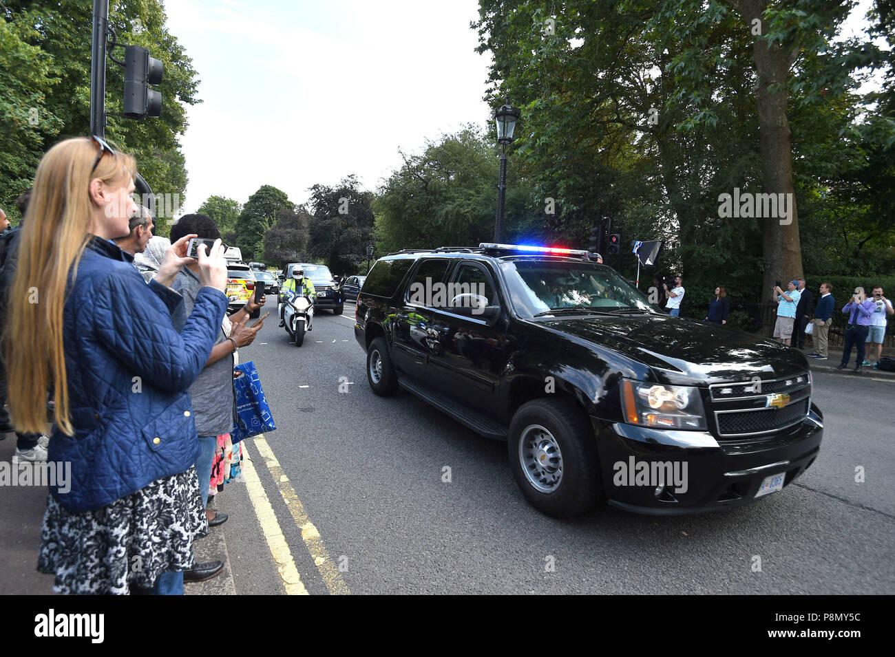 Un véhicule plaqué avec une escorte de police arrive à la résidence de l'ambassadeur US à Regent's Park, Londres, dans le cadre de la visite du président américain Donald Trump au Royaume-Uni. Banque D'Images