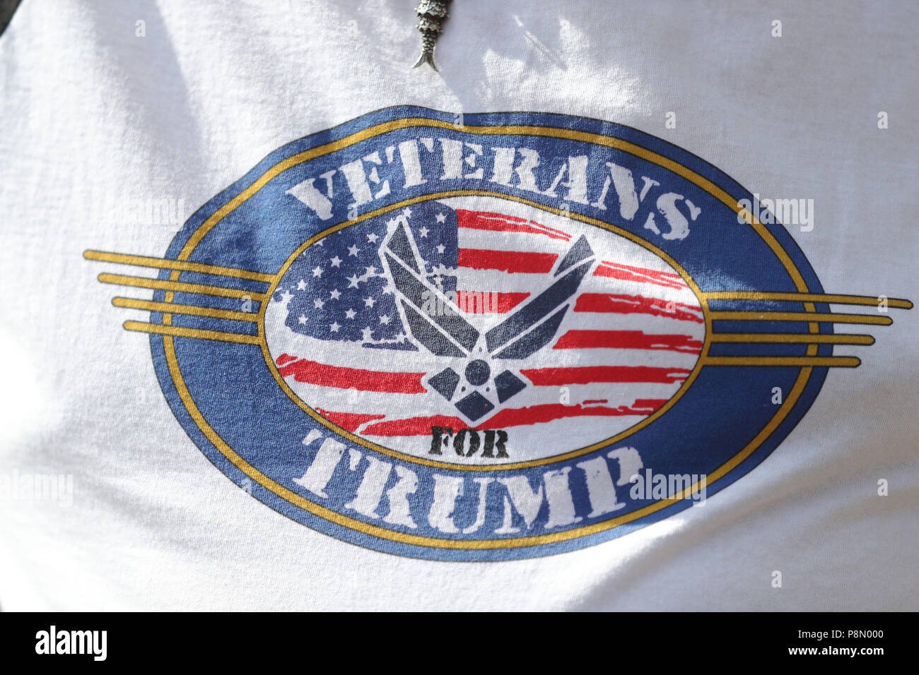Partisan de l'Atout pour Anciens Combattants porte un t-shirt d'Atout à l'extérieur de l'entrée à Blenheim Palace, Oxfordshire, en avance sur le dîner offert par le Premier ministre Theresa mai pour le président américain, Donald Trump, dans le cadre de sa visite au Royaume-Uni. Banque D'Images Partisan de l'Atout pour Anciens Combattants porte un t-shirt d'Atout à l'extérieur de l'entrée à Blenheim Palace, Oxfordshire, en avance sur le dîner offert par le Premier ministre Theresa mai pour le président américain, Donald Trump, dans le cadre de sa visite au Royaume-Uni. Banque D'Images