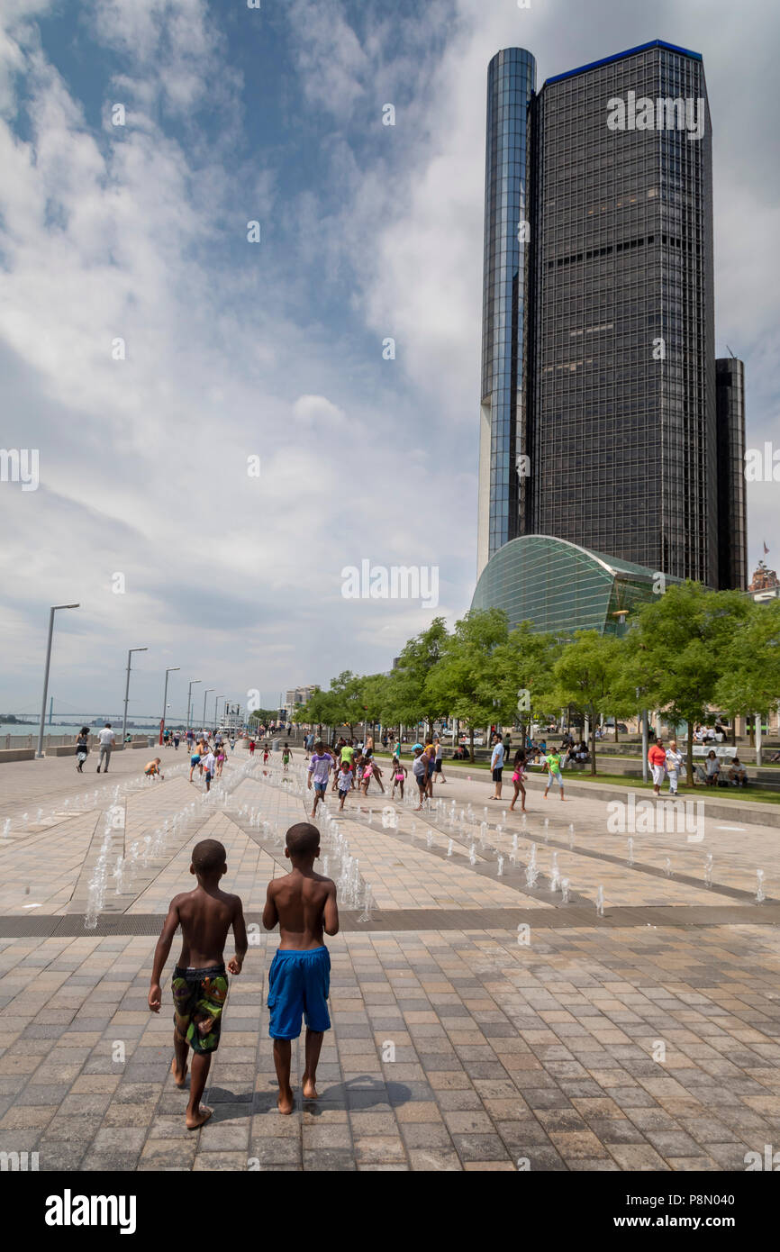 Detroit, Michigan - deux garçons afro-américaines à pied vers une fontaine sur le RiverWalk près du quartier général de General Motors. Banque D'Images