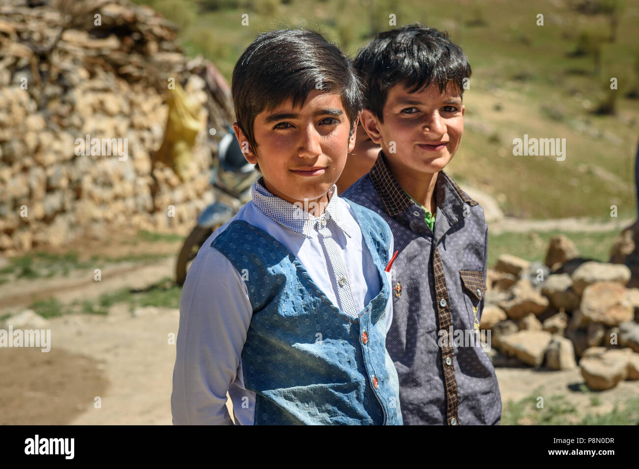 La province du Lorestan, Iran - avril 1, 2018 Iran : les jeunes garçons lors de la cérémonie du mariage dans le village. Banque D'Images
