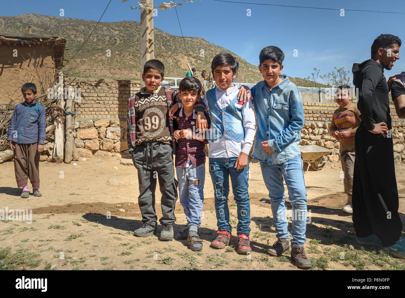 La province du Lorestan, Iran - avril 1, 2018 Iran : les jeunes garçons lors de la cérémonie du mariage dans le village. Banque D'Images