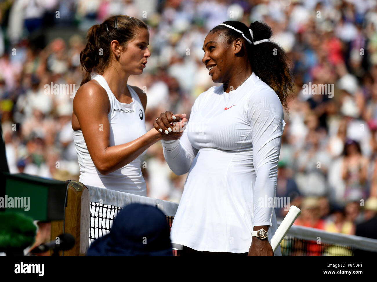 Julia Goerges (à gauche) et Serena Williams se bousculer après leur match du dixième jour des championnats de Wimbledon au All England Lawn tennis and Croquet Club, Wimbledon.APPUYEZ SUR ASSOCIATION photo.Date de la photo: Jeudi 12 juillet 2018.Voir PA Story tennis Wimbledon.Le crédit photo devrait se lire: Neil Hall/PA Wire.RESTRICTIONS : usage éditorial uniquement.Aucune utilisation commerciale sans le consentement écrit préalable de l'AELTC.Utilisation d'images fixes uniquement - aucune image mobile à émuler.Pas de superposition ou de suppression des logos de sponsor/annonce.Pour plus d'informations, appelez le +44 (0)1158 447447. Banque D'Images