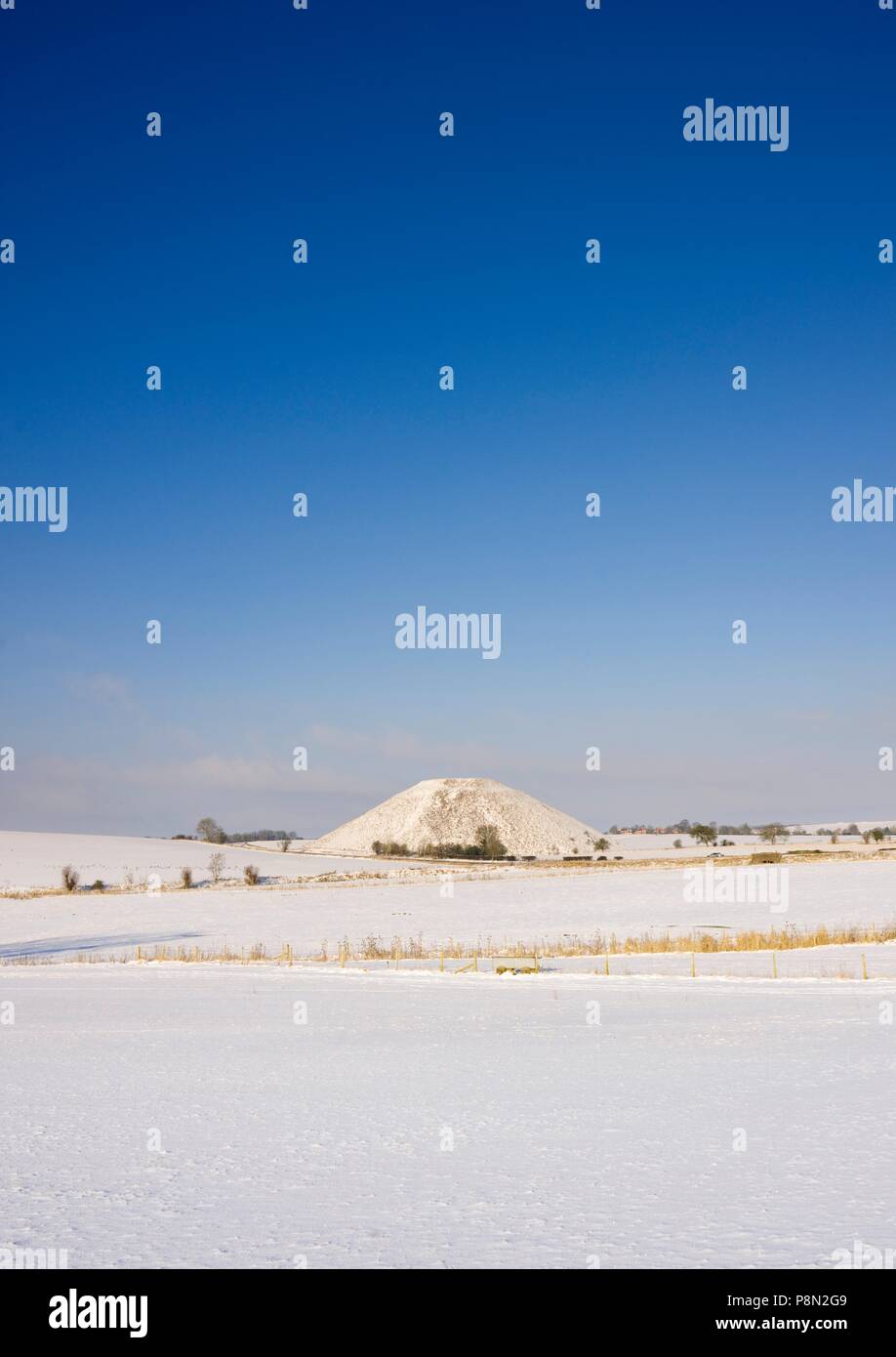 Silbury Hill, Wiltshire, c2000-c2017. Historique : L'artiste photographe personnel de l'Angleterre. Banque D'Images