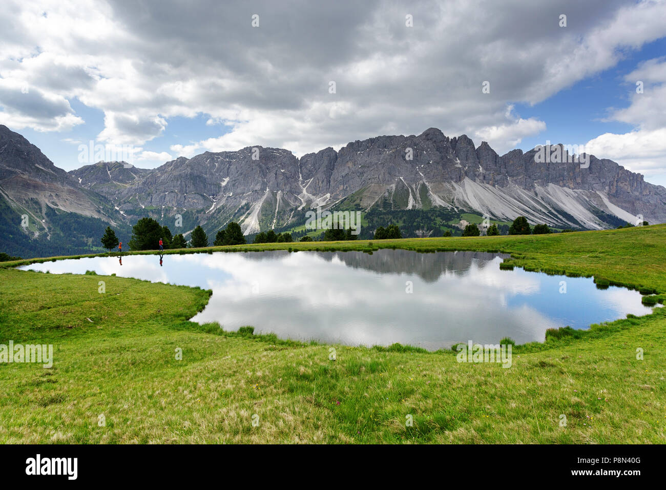 Mère et fils randonnées près du lac Wackerer avec une réflexion, dans l'arrière-plan le Sass de Putia, Dolomites, Italie, Tyrol du Sud, Bolzano Banque D'Images