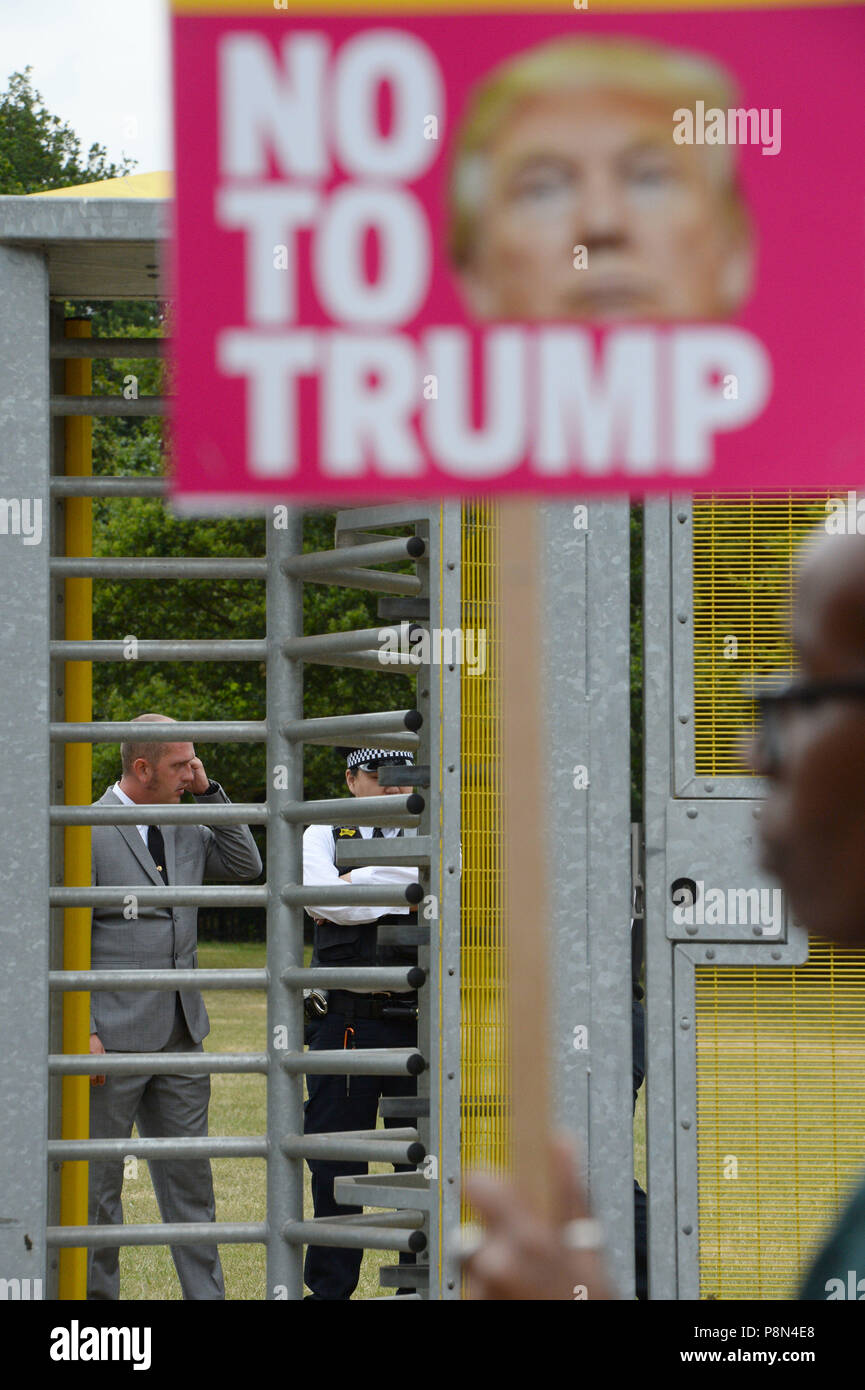 Les manifestants se rassemblent à l'ambassadeur US à résidence à Regent's Park, Londres, dans le cadre des manifestations contre la visite du président américain Donald Trump au Royaume-Uni. Banque D'Images