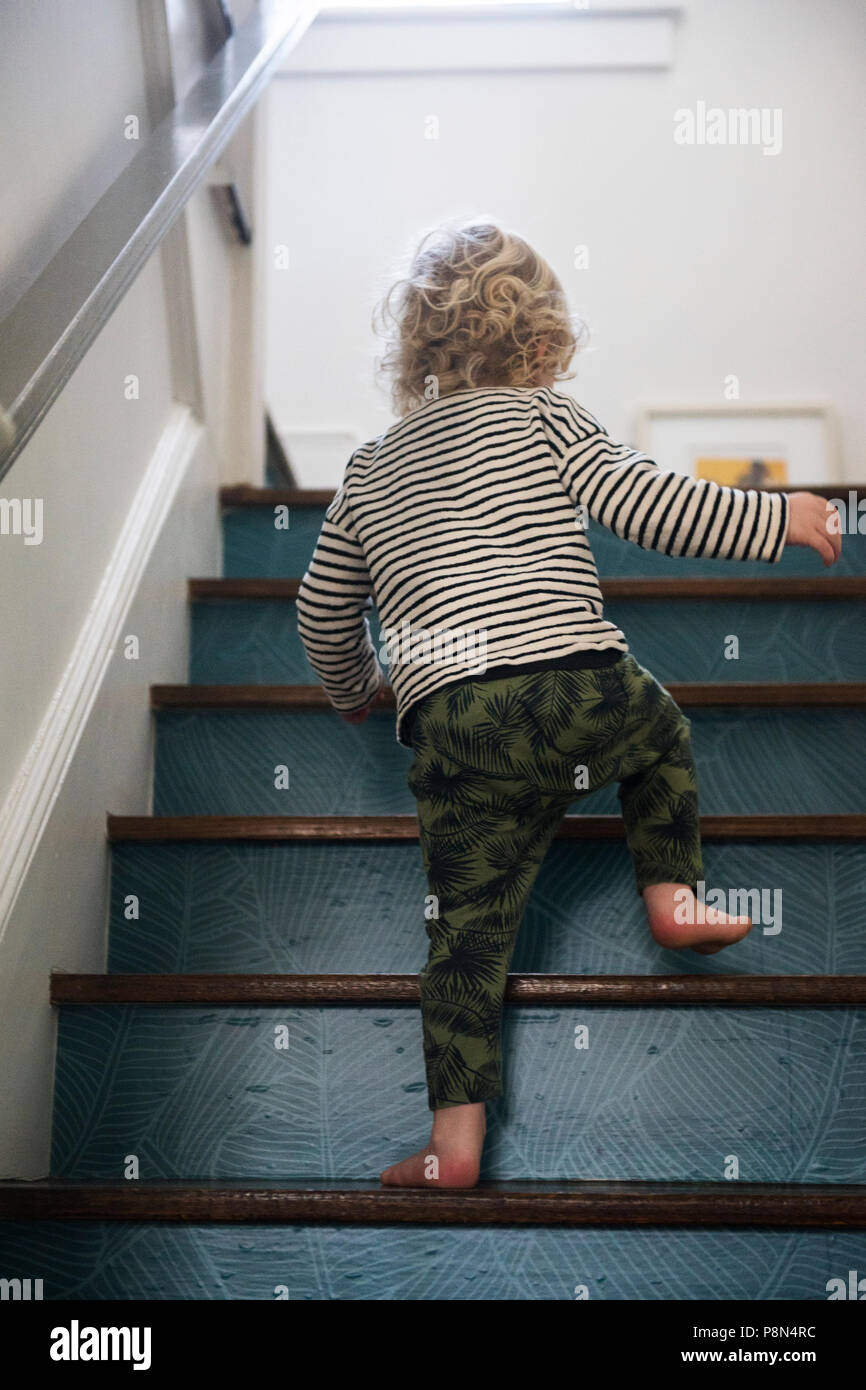 Garçon sur l'escalier Banque D'Images