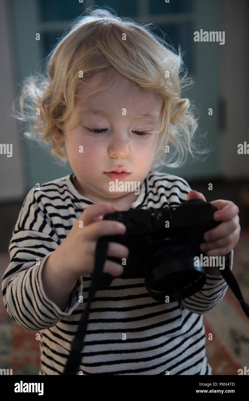 Boy holding camera Banque D'Images