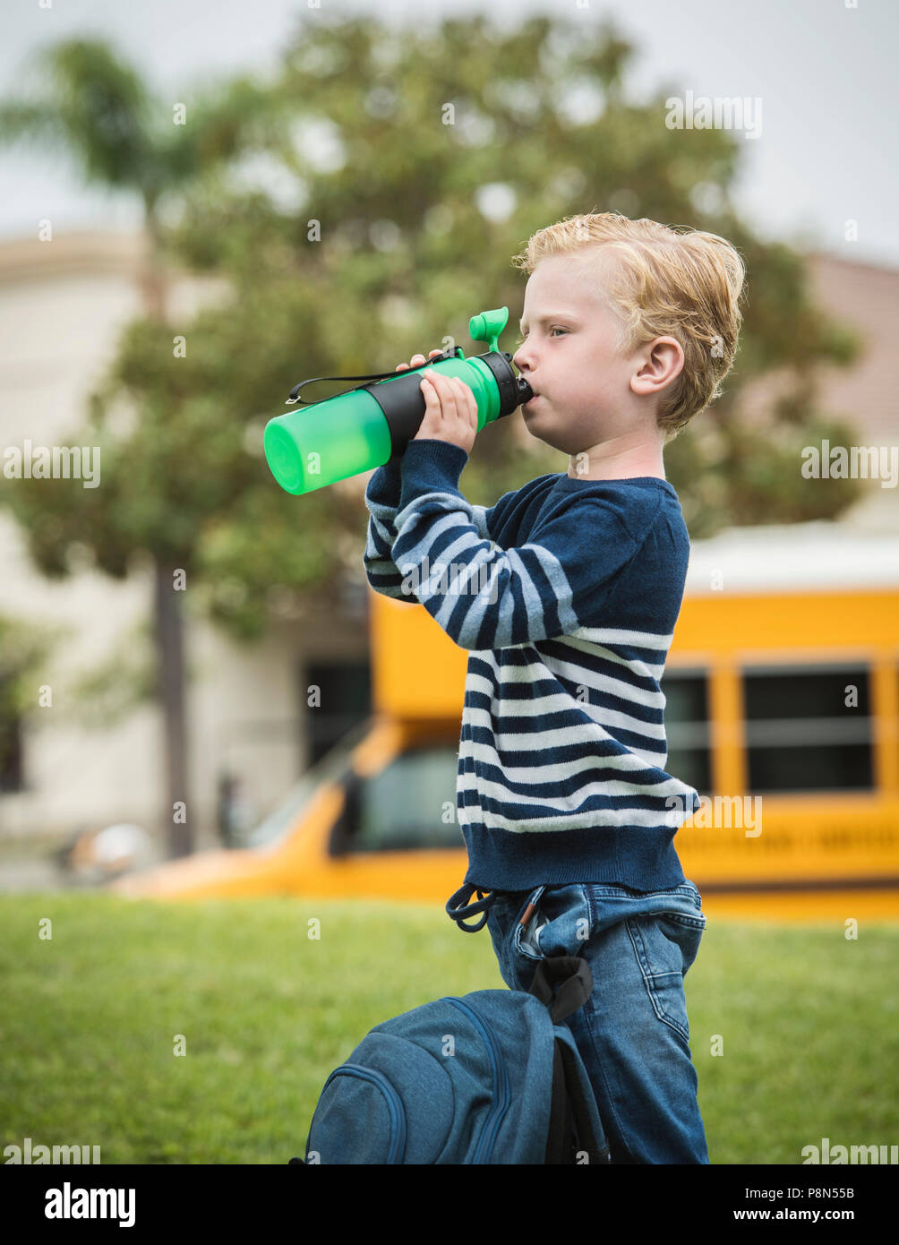 Boy drinking from bottle Banque D'Images