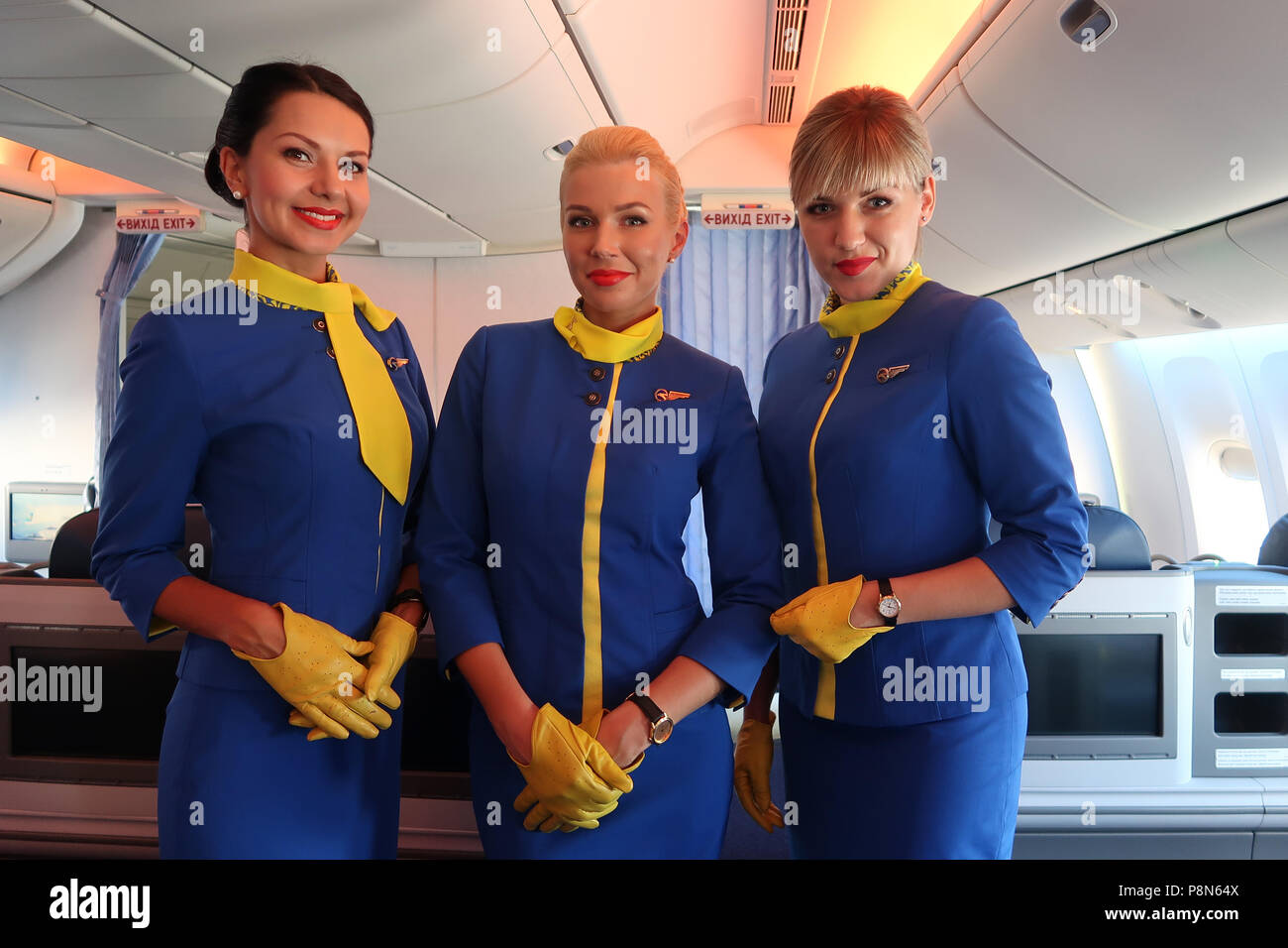 Les accompagnateurs de l'Air Ukraine International Airlines posant à l'intérieur d'un avion de la compagnie. L'Ukraine Banque D'Images