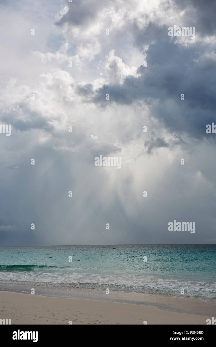 Plage sous ciel couvert Banque D'Images