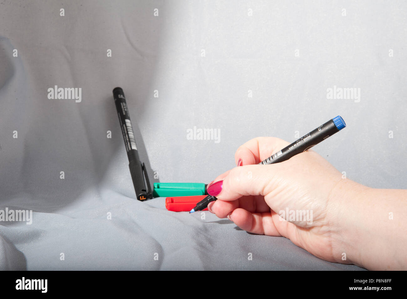 Colorés, l'artiste détient stylo truc pour échapper à prix Banque D'Images