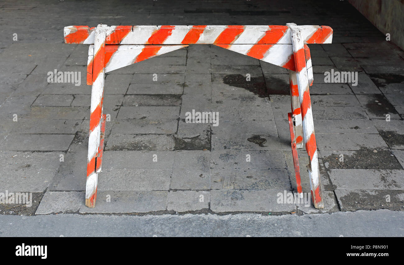 Trafic vieux bois Barricade barrière rayée Sign Banque D'Images